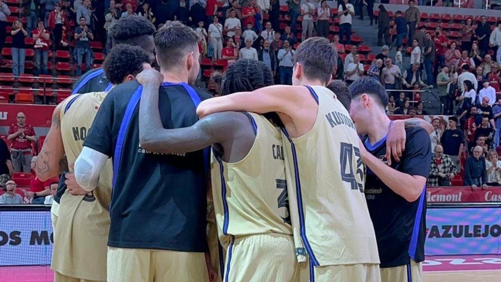 Los jugadores del Barça de basket se felicitan por la victoria sobre el Casademont Zaragoza