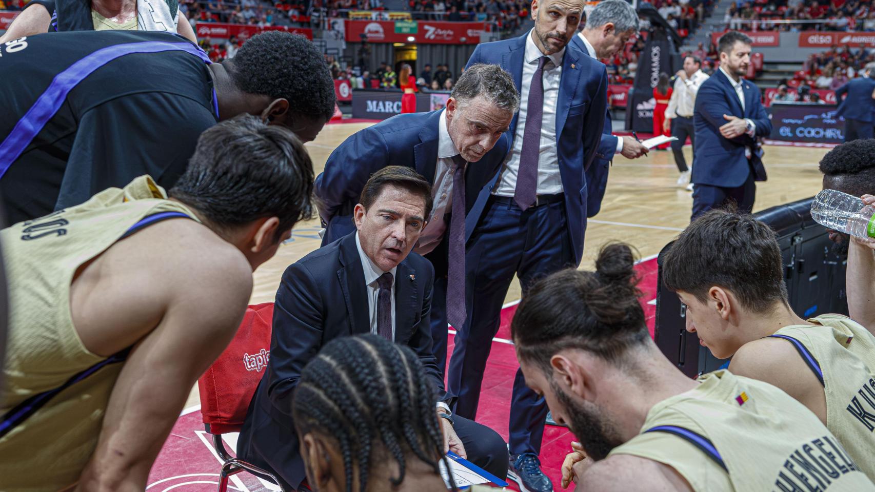 Xavi Pascual da instrucciones a los jugadores del Barça de basket contra el Casademont Zaragoza