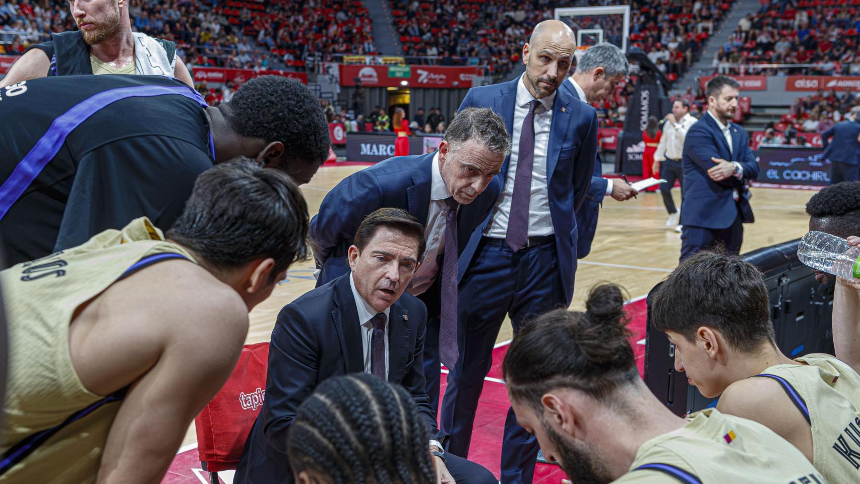 Xavi Pascual da instrucciones a los jugadores del Barça de basket contra el Casademont Zaragoza