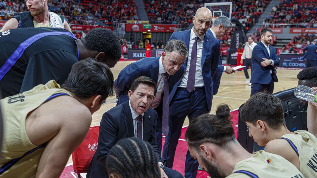 Xavi Pascual da instrucciones a los jugadores del Barça de basket contra el Casademont Zaragoza
