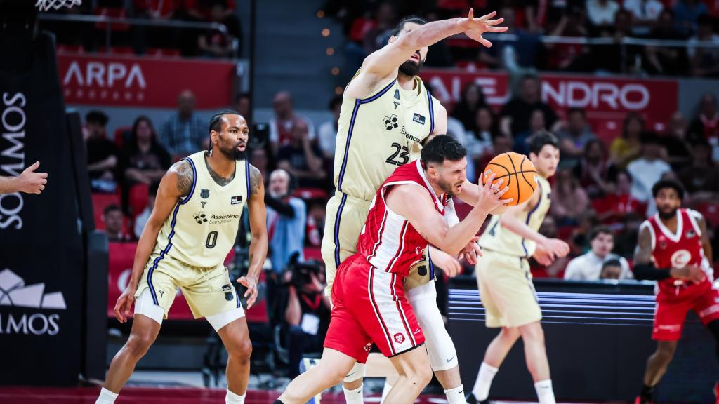 Toko Shengelia defensa una possessió durant el Casademont Zaragoza-Barça de bàsquet