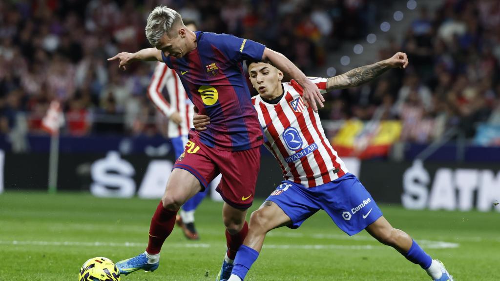 Dani Olmo lluita amb Thiago Almada a l'Atlético-Barça de Lliga