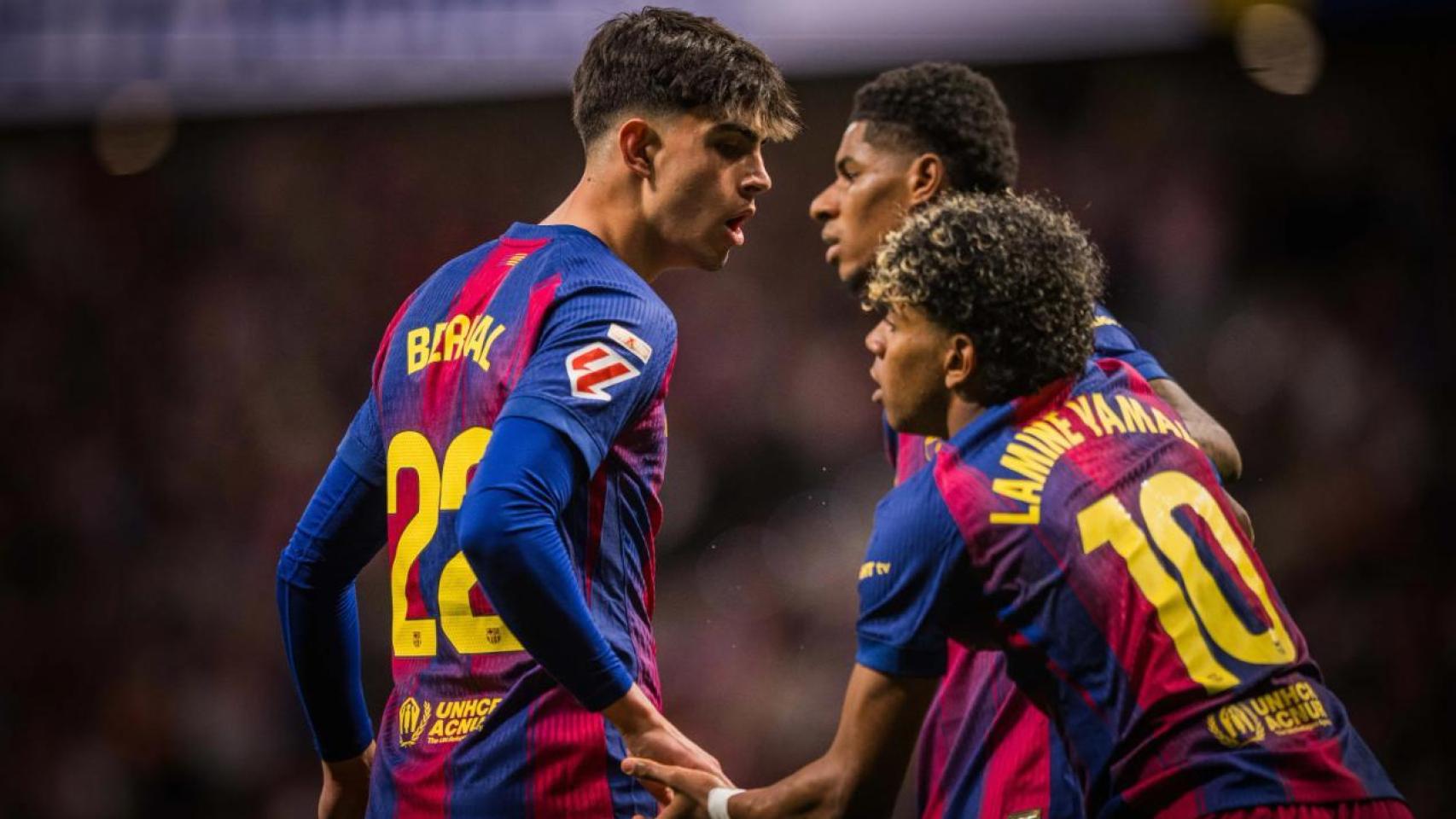 Marc Bernal y Lamine Yamal celebran el gol de Marcus Rashford en el Atlético-Barça de Liga