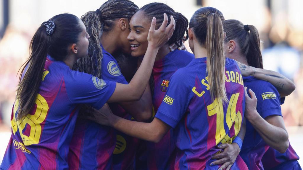 Las jugadoras del Barça Femenino celebran el gol de Salma Paralluelo contra el Badalona Women