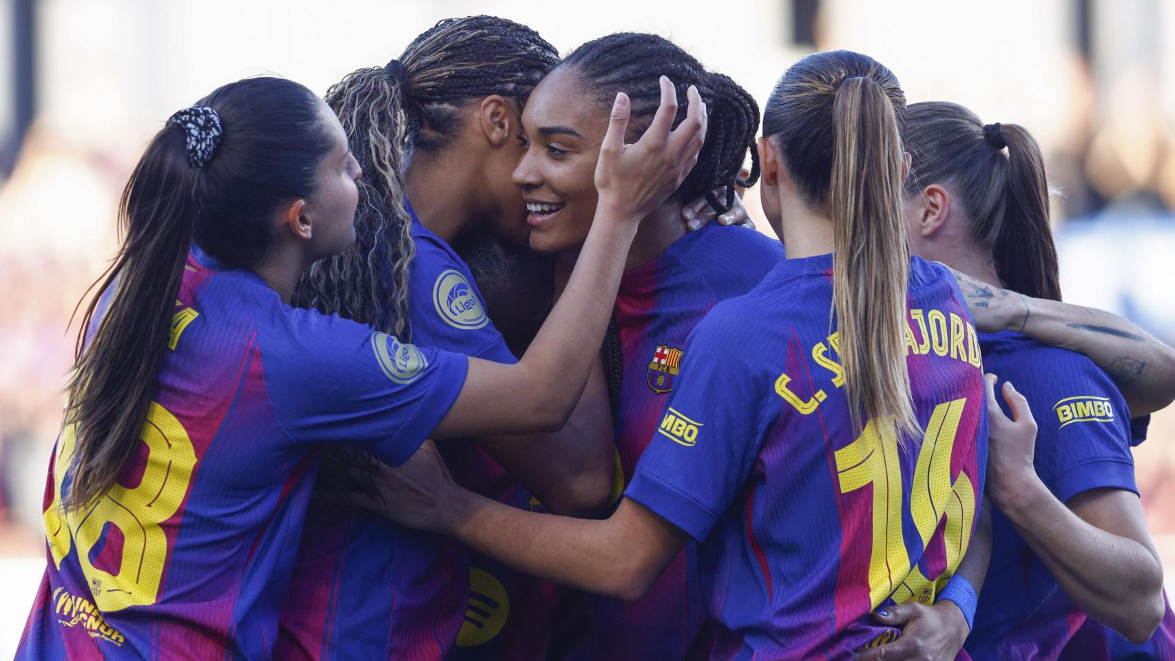 Las jugadoras del Barça Femenino celebran el gol de Salma Paralluelo contra el Badalona Women