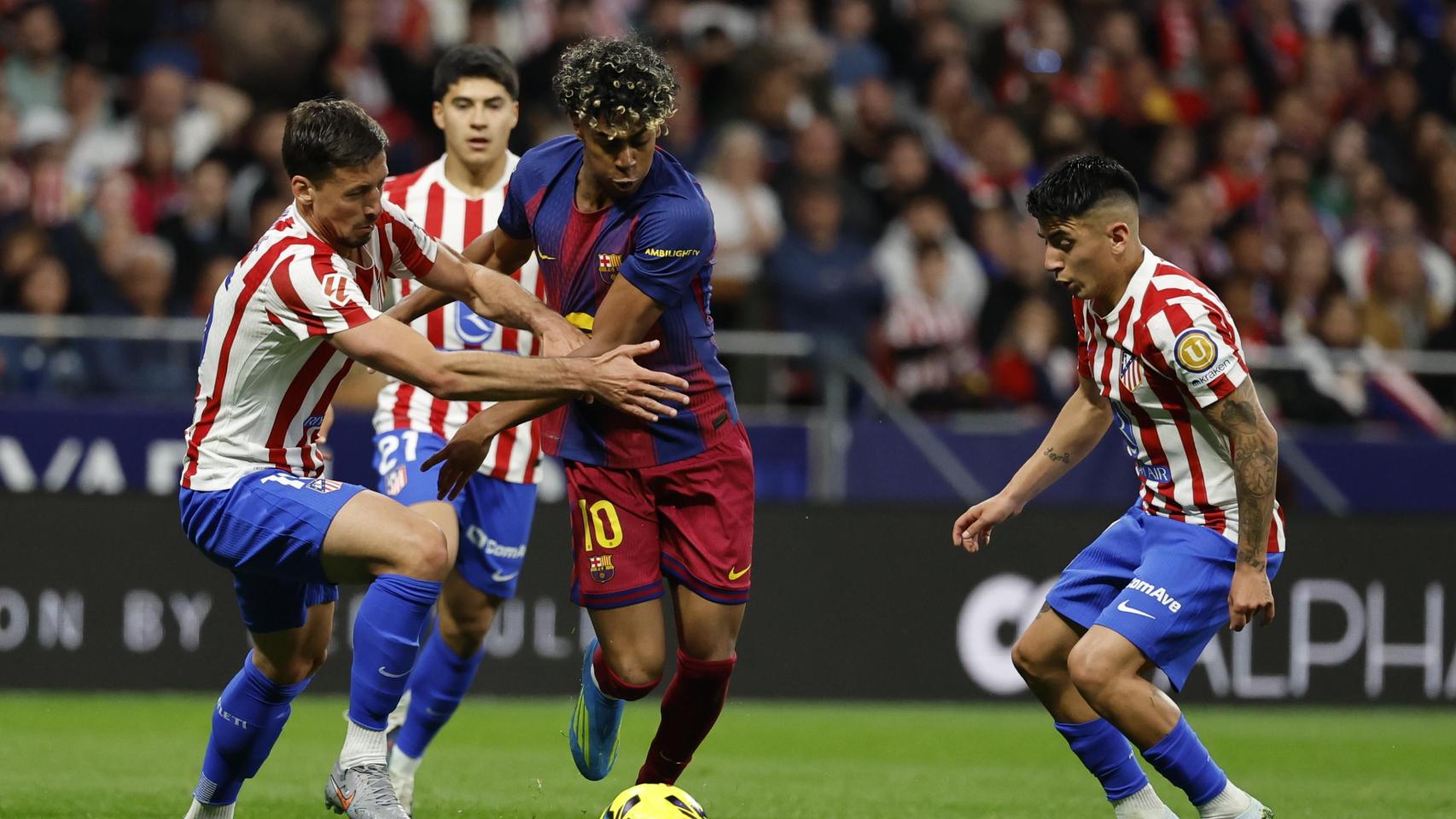 Lamine Yamal pugna por el balón con Clément Lenglet y Thiago Almada en el Atlético-Barça de Liga