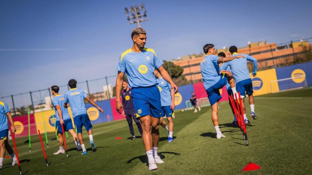 Ronald Araujo s'entrena amb normalitat abans del Barça-Atlètic