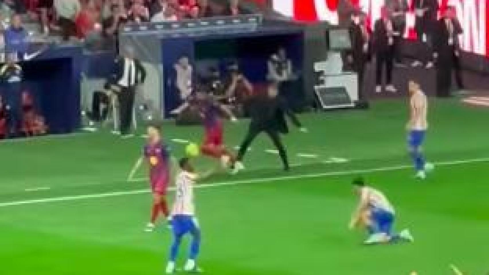 La patada de Simeone a Ferran Torres en el Atlético-Barça