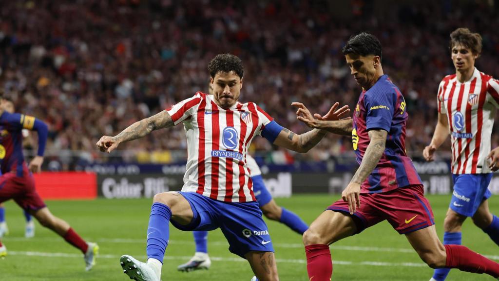 Joao Cancelo quiebra a Giménez en el Atlético-Barça