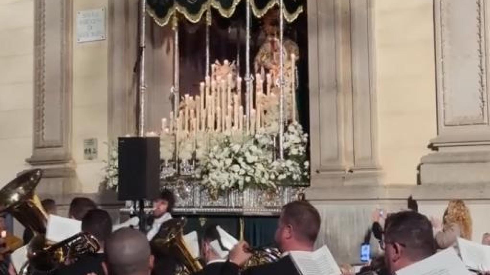 La banda de música interpretando el himno de España en una procesión