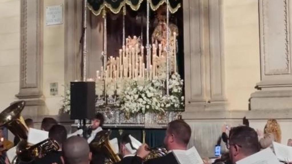 La banda de música interpretando el himno de España en una procesión