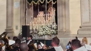 La banda de música interpretando el himno de España en una procesión