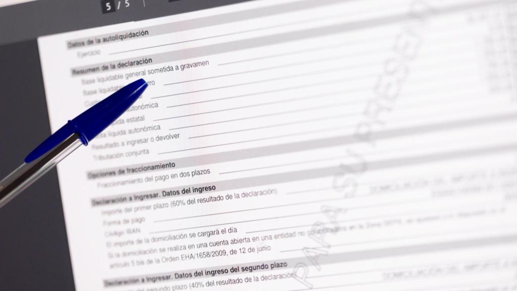 Una persona cumplimenta la declaración de la Renta.jpg
