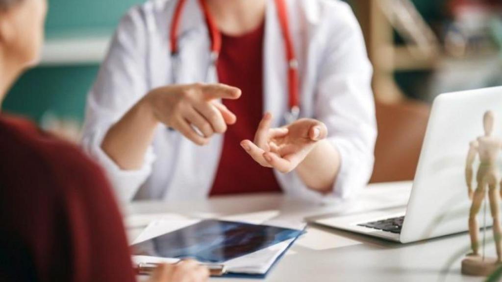 Una doctora con una paciente