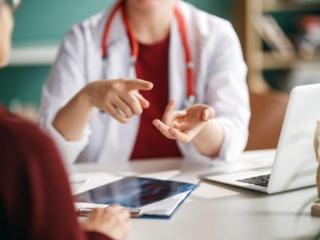 Una doctora con una paciente