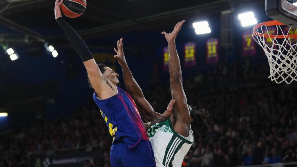 Miles Norris es llença a per un mat en el Barça de bàsquet-Panathinaikos