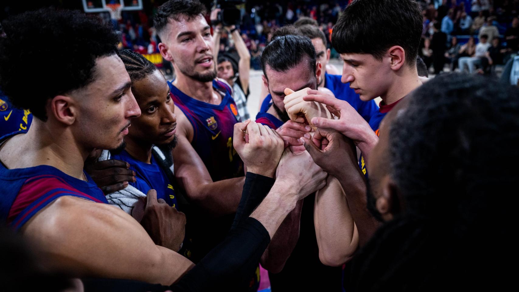 Los jugadores del Barça de basket hacen piña después de perder contra el Panathinaikos en el Palau Blaugrana