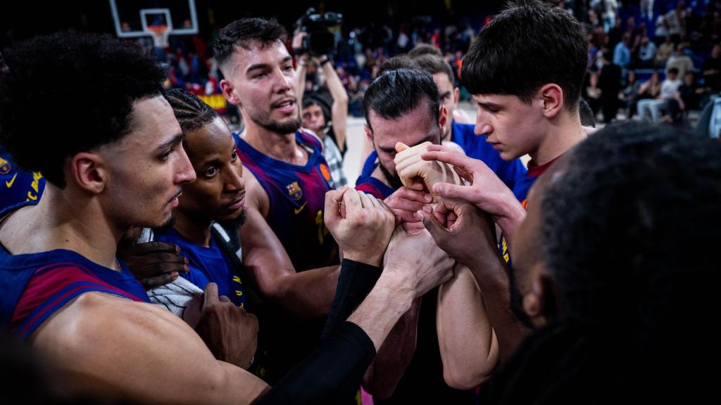 Els jugadors del Barça de bàsquet fan pinya després de perdre contra el Panathinaikos al Palau Blaugrana