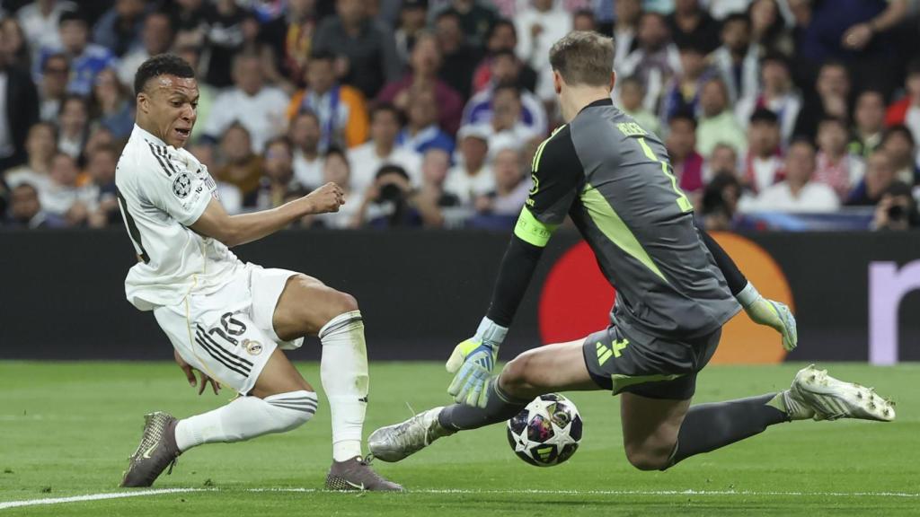 Manuel Neuer atura amb la cama un xut creuat de Kylian Mbappé al Reial Madrid-Bayern de Munic de la Champions League