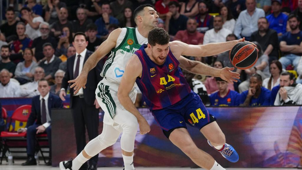 Joel Parra bota la pilota, defensat per Kostas Sloukas en el Barça de bàsquet-Panathinaikos de l'Eurolliga