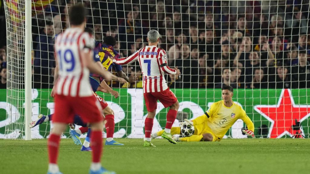 Juan Musso detiene un remate de Marcus Rashford en el Barça-Atlético de Madrid de Champions