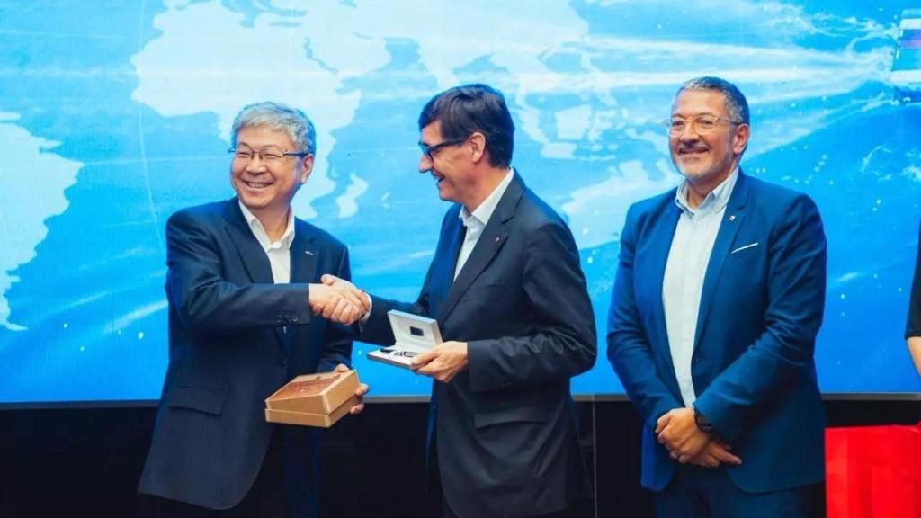 El president de Chery Auto, Yin Tongyue, el president de la Generalitat, Salvador Illa, i el conseller d'Empresa i Treball, Miquel Sàmper, en la seva missió institucional a la Xina