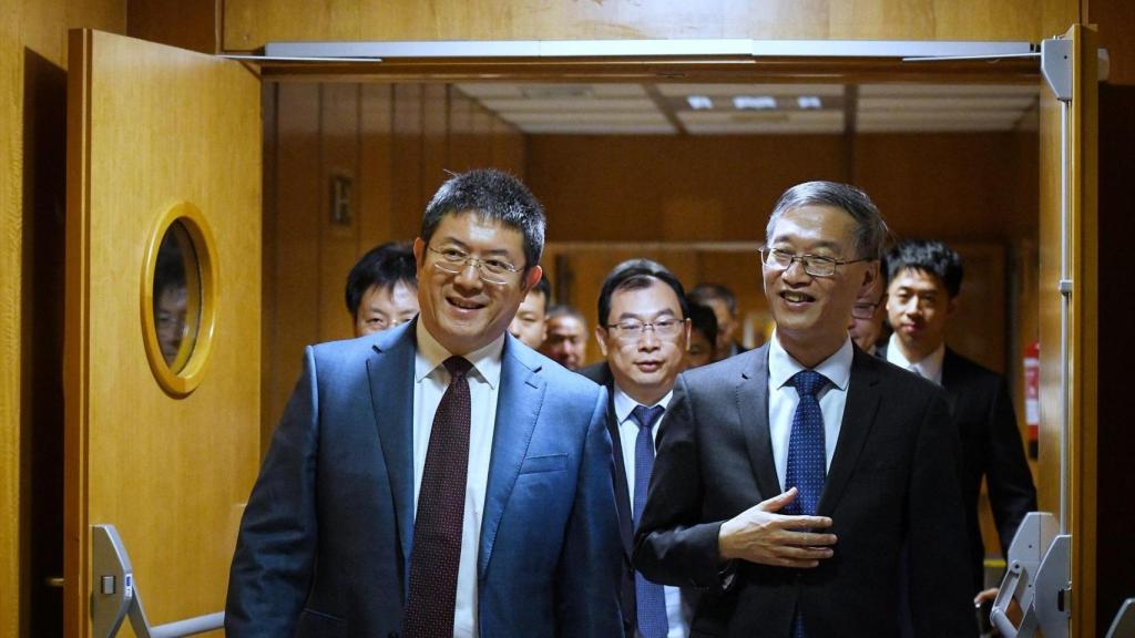 El presidente de Chery, Yin Tongyue (i) y el embajador de China en España, Yao Jing (d), llegan a una reunión entre una delegación de la empresa china Chery y de Ebro-EV Motors y el ministro de Industria, en la sede del Ministerio, a 17 de abril de 2024, en Madrid