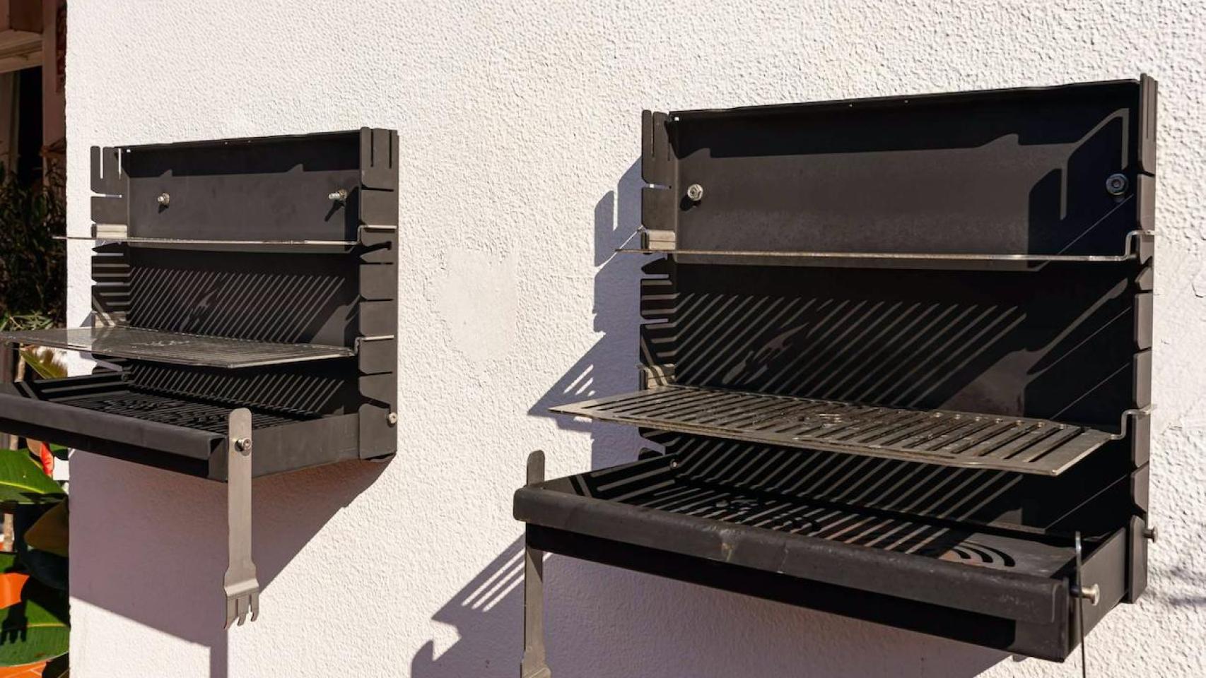 Dos HiddenBBQ instaladas en la pared