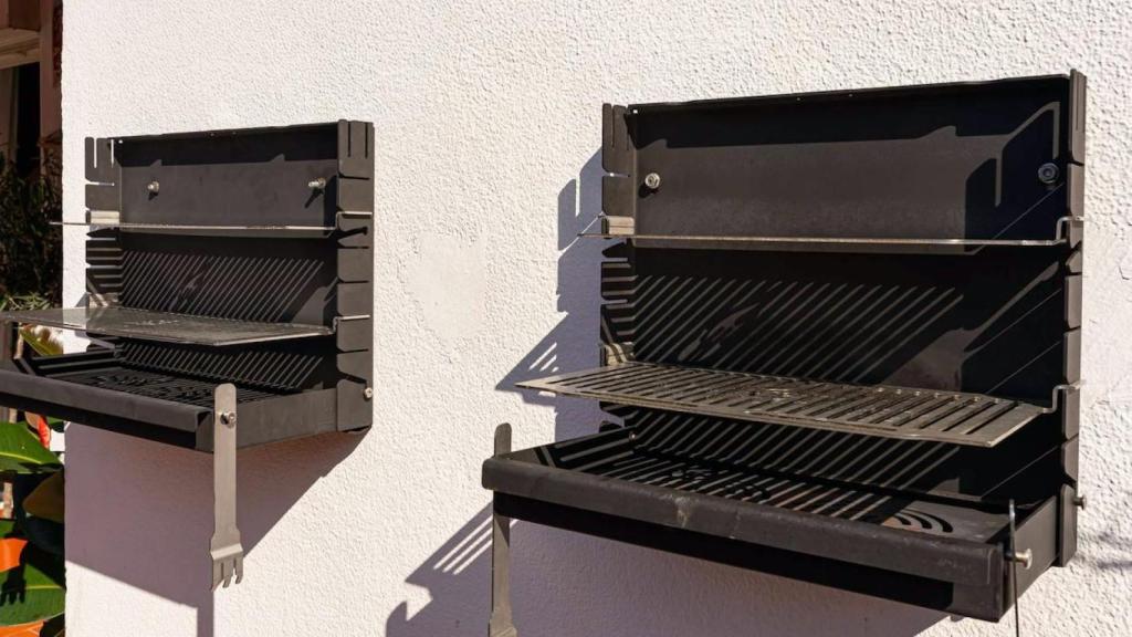 Dos HiddenBBQ instaladas en la pared
