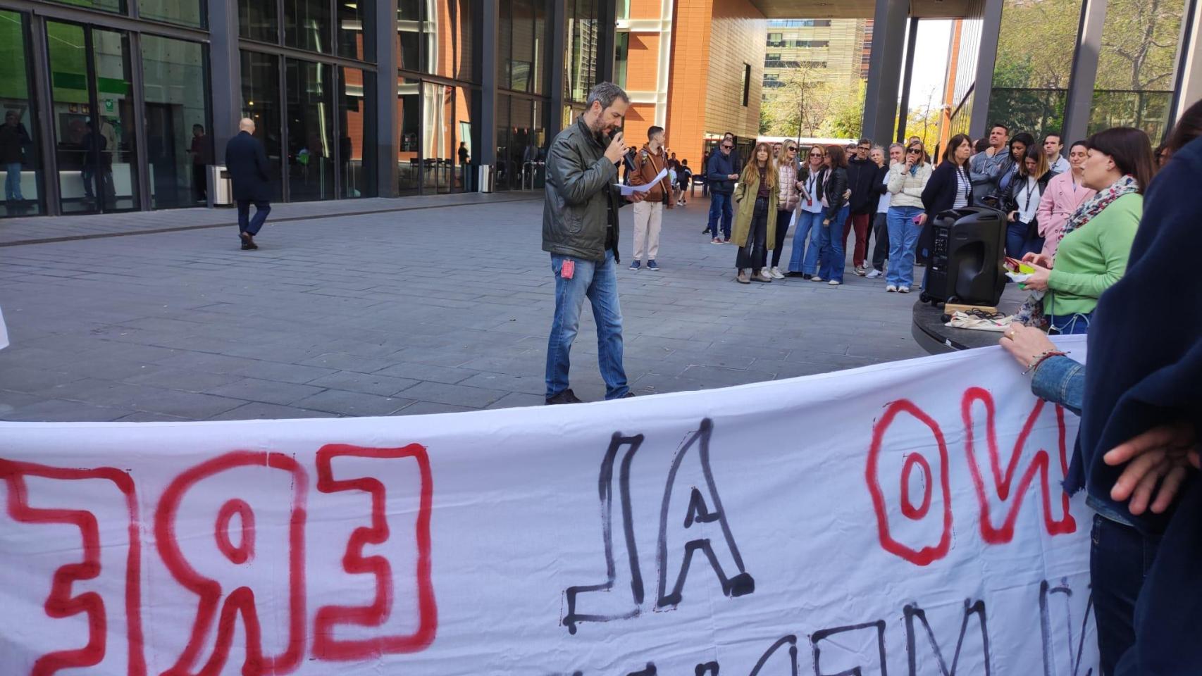 Manifestación de empleados frente a la sede de Mediapro en Barcelona
