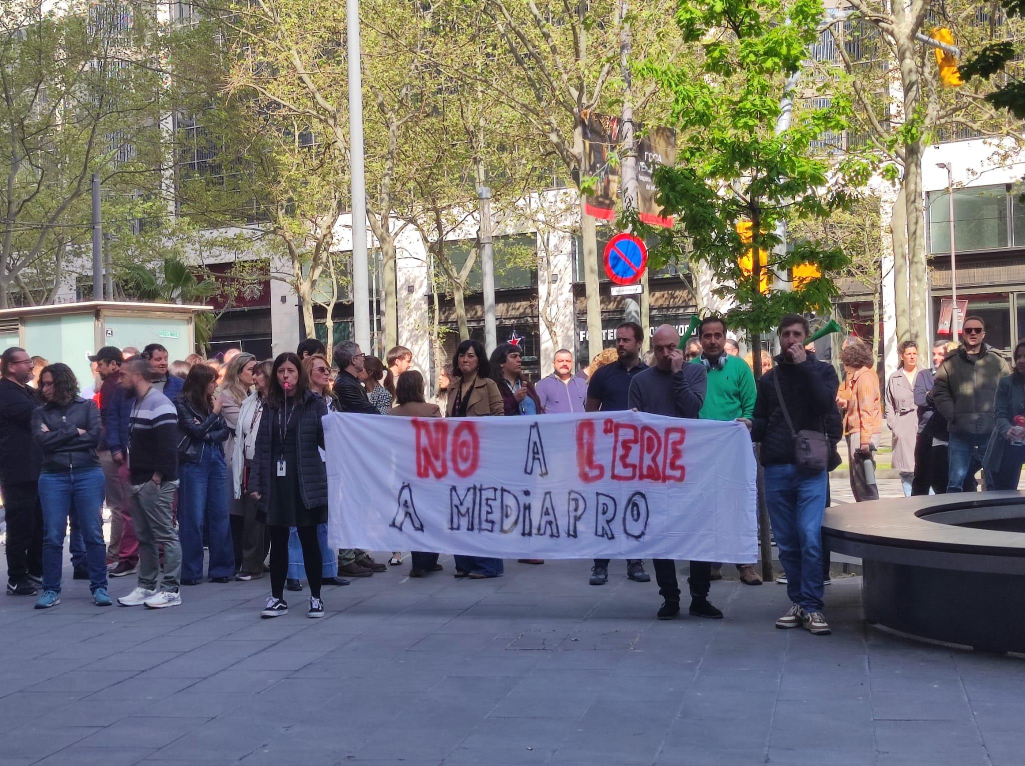 Manifestació d'empleats davant la seu de Mediapro a Barcelona