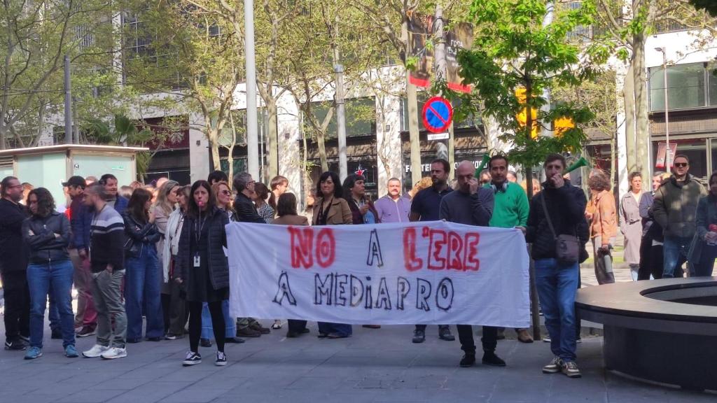 Manifestació de treballadors davant la seu de Mediapro a Barcelona
