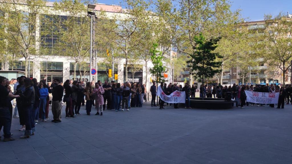 Manifestació de treballadors davant la seu de Mediapro a Barcelona