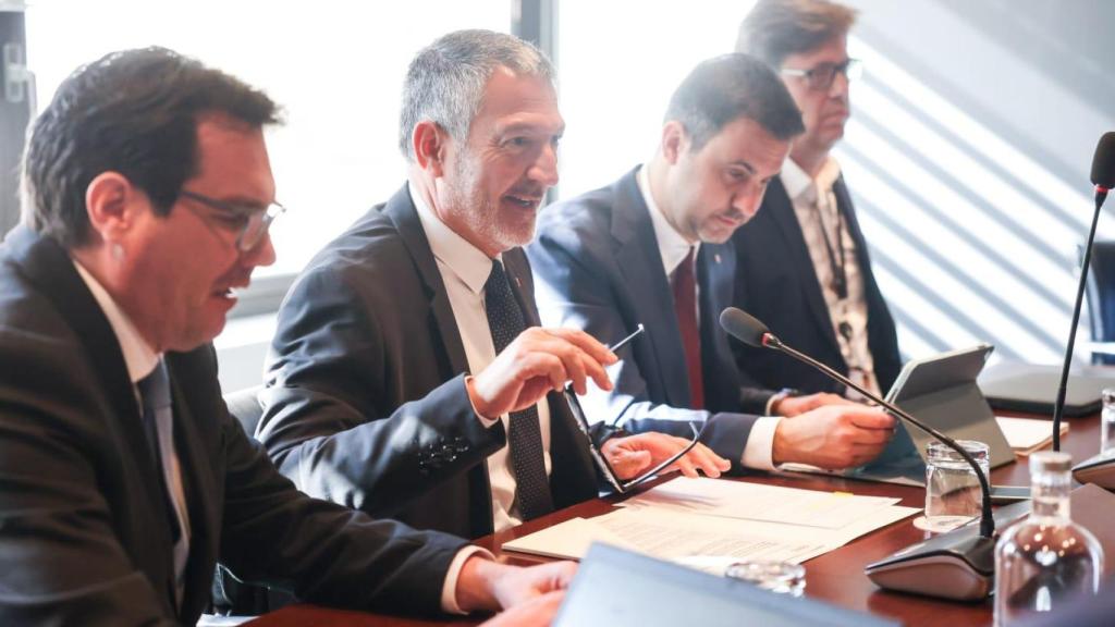 El 'conseller' de Empresa y Trabajo, Miquel Sàmper, en una reunión por el Plan de Impulso del Vehículo Eléctrico en Barcelona el 8 de abril de 2026