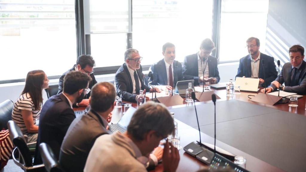 Reunión de la mesa públicoprivada por el impulso del vehículo eléctrico en la consejería de Empresa y Trabajo el 8 de abril de 2026