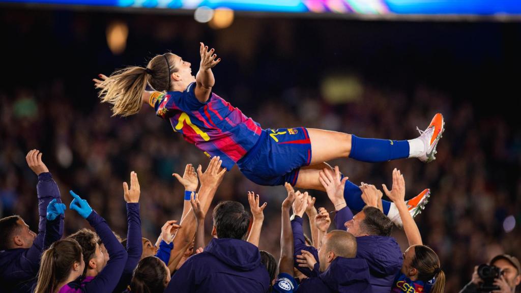 Alexia Putellas, manteada por sus compañeras y el staff tras alcanzar los 500 partidos con el Barça Femenino