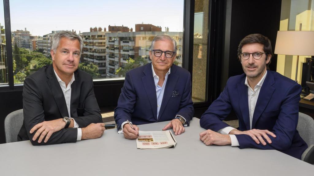 El director del área patrimonial de Renta Corporación, David Vila; el presidente, Luis Hernández de Cabanyes, y el consejero delegado, Jorge Manent