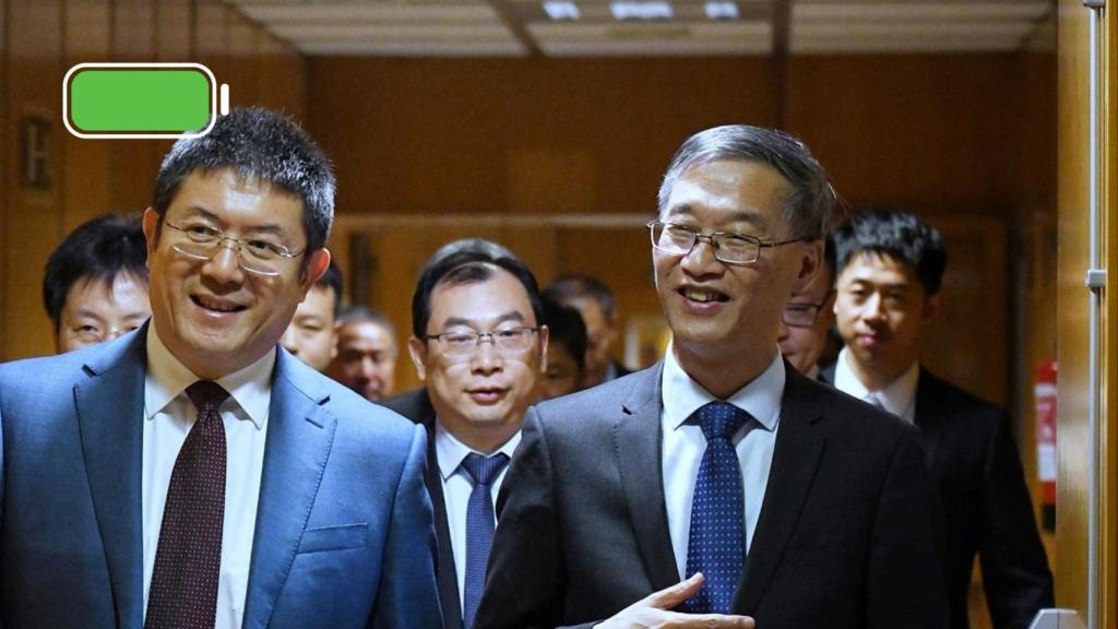 Yin Tongyue, a la izquierda de la imagen