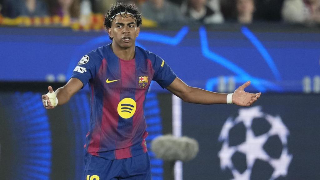 Lamine Yamal protesta una acción en el Barça-Atlético de Madrid de la Champions League