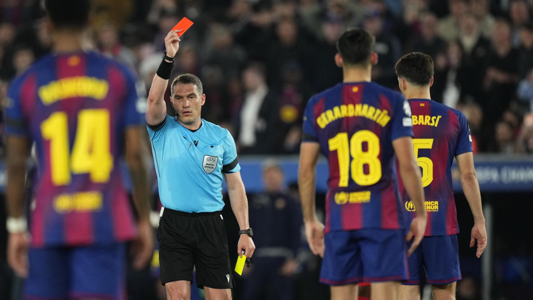 El árbitro István Kovács expulsa a Pau Cubarsí en el Barça-Atlético de Madrid de Champions