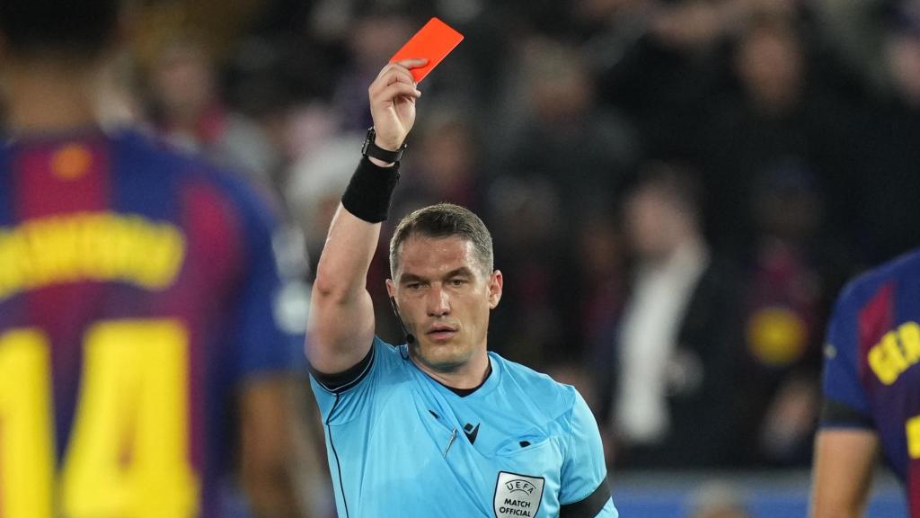 El árbitro István Kovács expulsa a Pau Cubarsí en el Barça-Atlético de Madrid de Champions