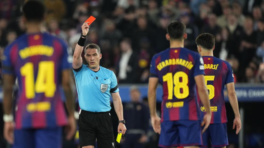 El árbitro István Kovács expulsa a Pau Cubarsí en el Barça-Atlético de Madrid de Champions