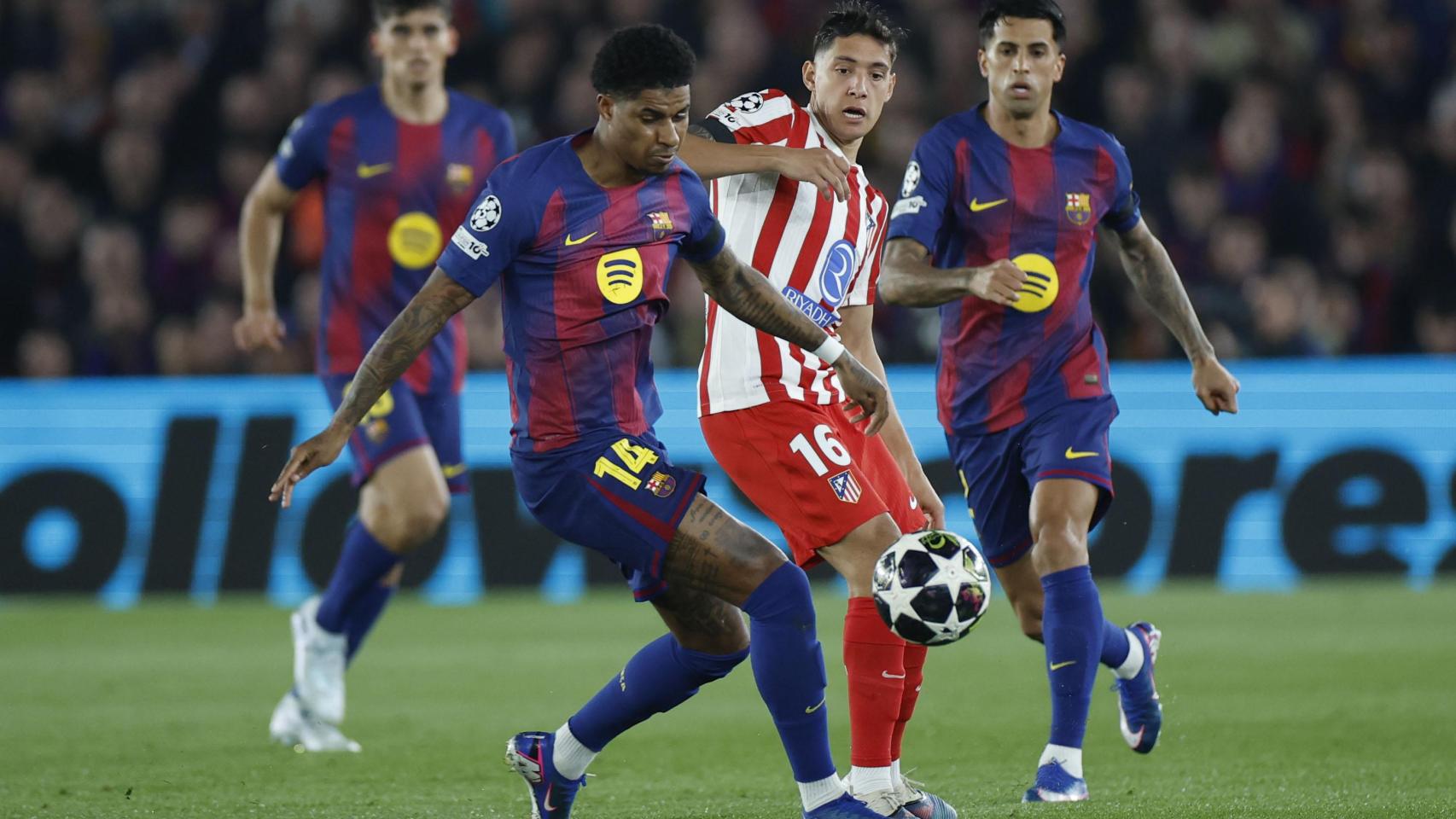 Marcus Rashford remata durante el Barça-Atlético de Madrid de Champions