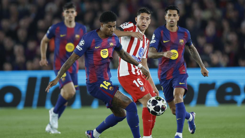 Marcus Rashford remata durant el Barça-Atlètic de Madrid de Champions