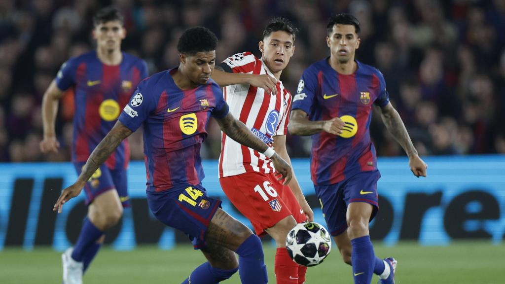 Marcus Rashford remata durante el Barça-Atlético de Madrid de Champions