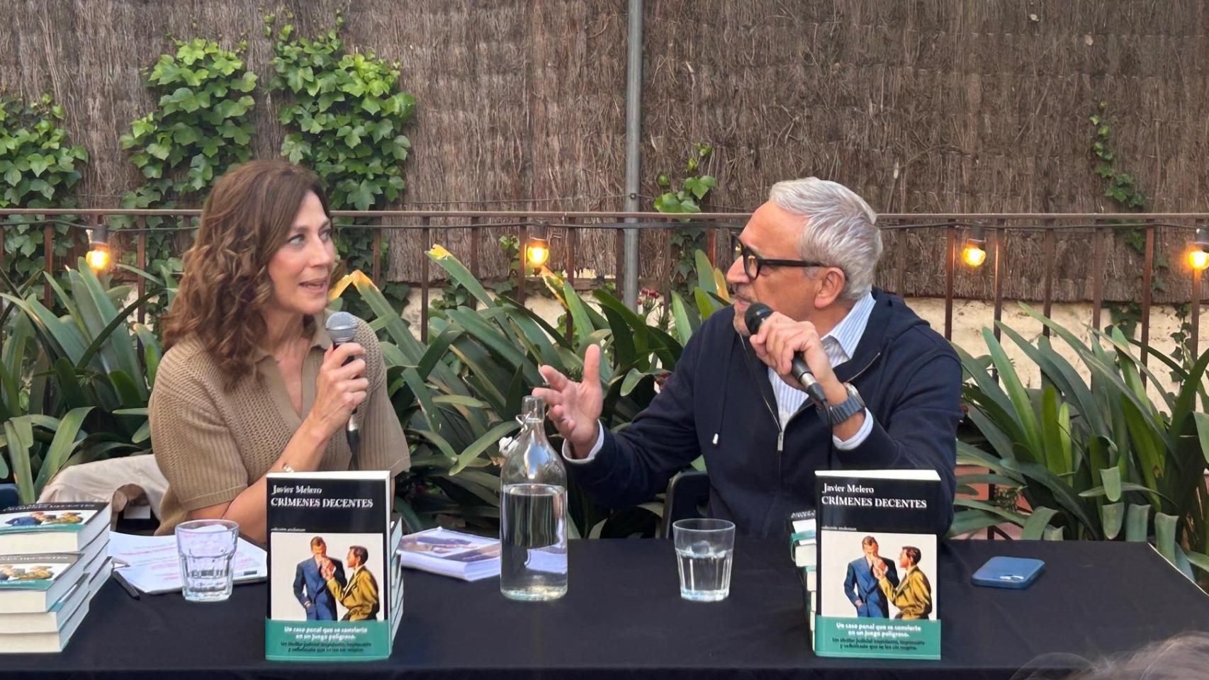 Helena Garcia Melero y Javier Melero, en la terraza de la librería La Central