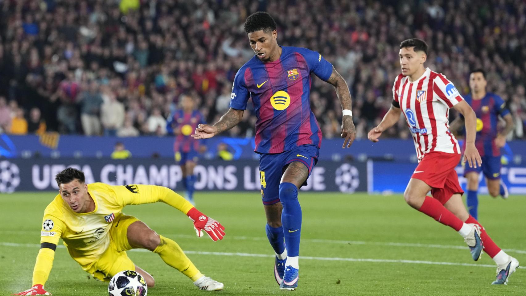 Marcus Rashford encara a Juan Musso en el Barça-Atlético de Madrid de Champions