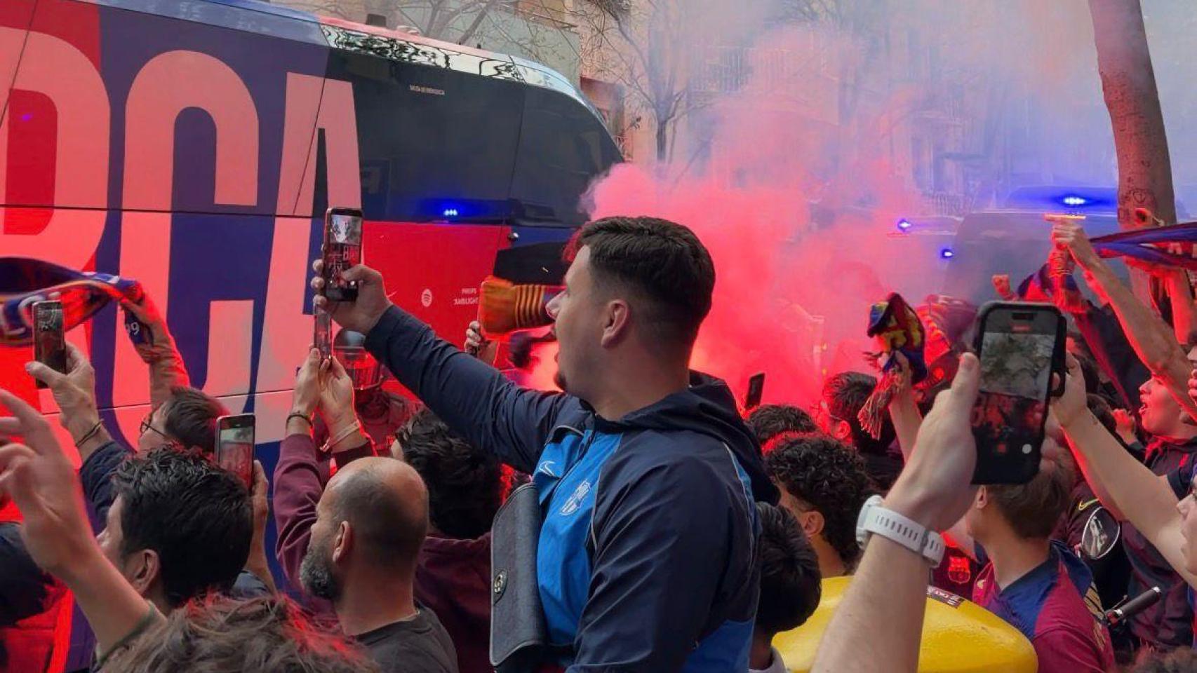 Los aficionados culés reciben el autobús del Barça antes de su partido contra el Atlético en el Camp Nou