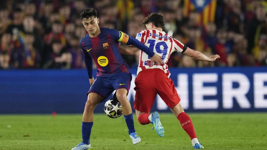 Pedri controla la pilota davant Julián Álvarez en el Barça-Atlètic de Madrid de la Champions League