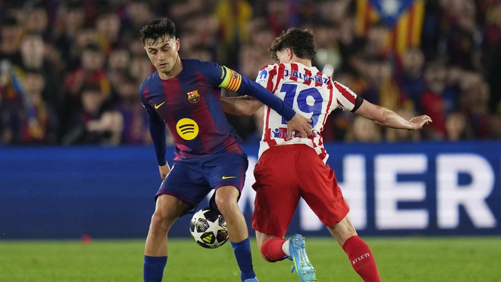 Pedri controla el balón frente a Julián Álvarez en el Barça-Atlético de Madrid de la Champions League